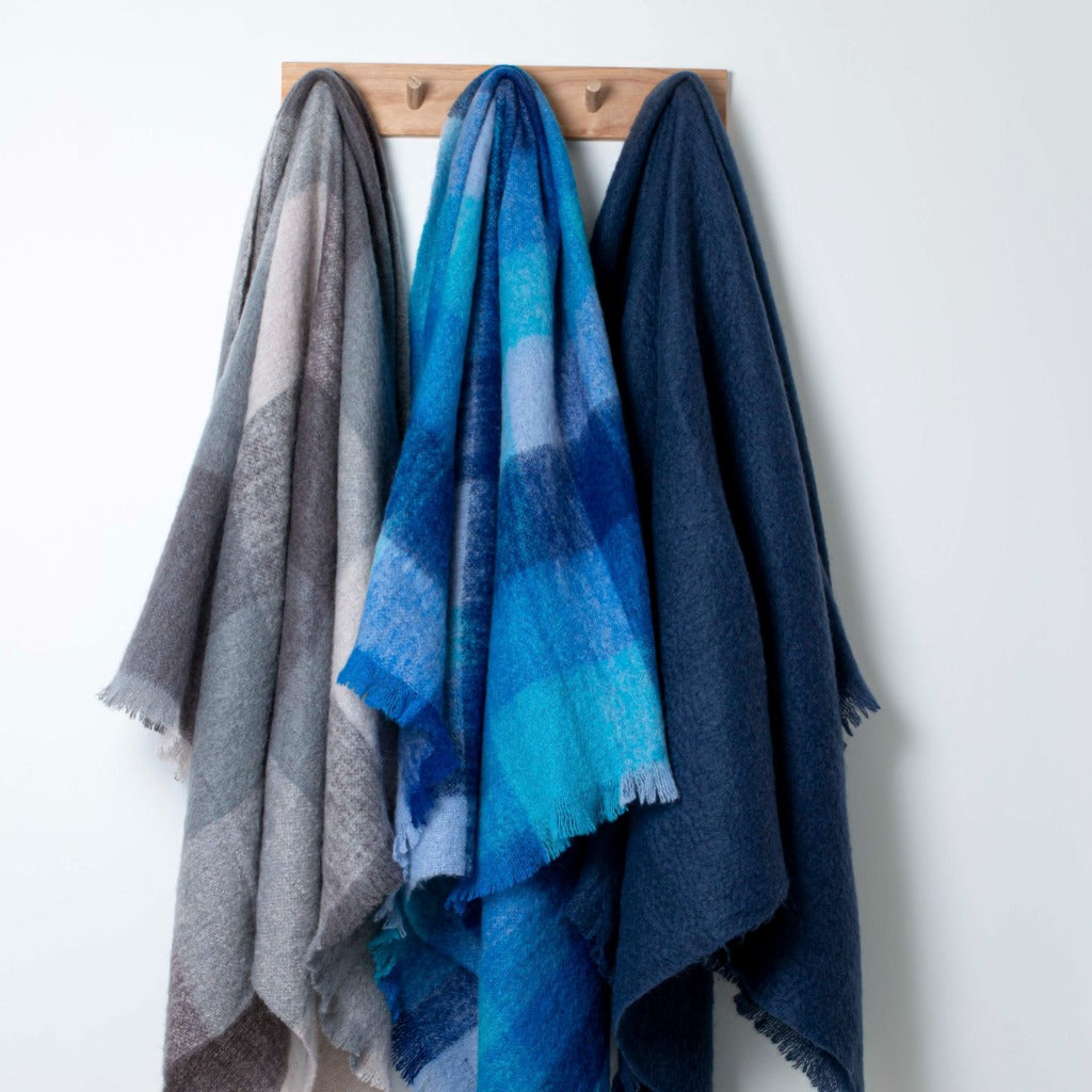 Blue 100% Mohair Throw, Bleu de Prusse